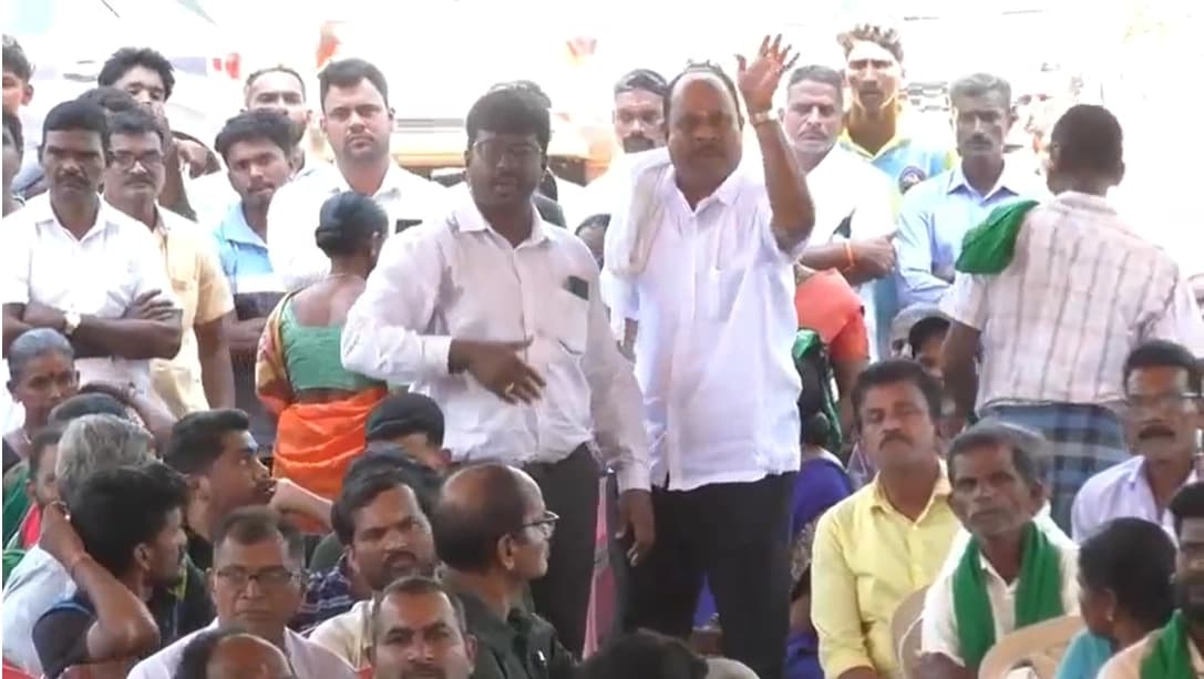 ಚಿಕಿತ್ಸೆ ಕೊಟ್ಟು ಮರಿ ಆನೆಯನ್ನು ಅಮ್ಮನ ಮಡಿಲು ಸೇರಿಸಿದ ಅರಣ್ಯ ಇಲಾಖೆ