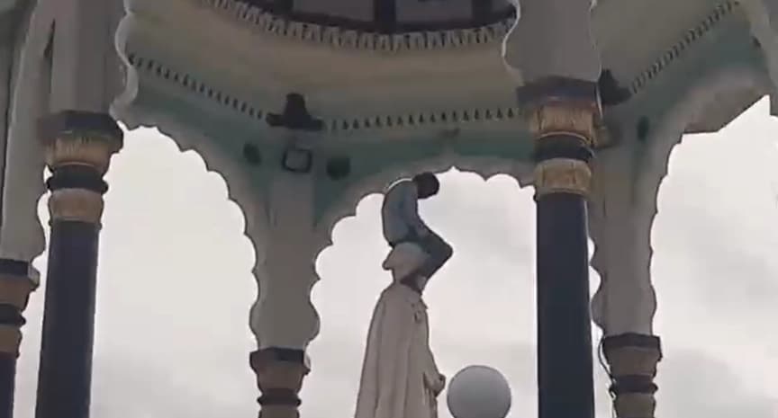 ನಾಲ್ವಡಿ ಕೃಷ್ಣರಾಜ ಒಡೆಯರ್ ಪ್ರತಿಮೆ ತಲೆ ಮೇಲೆ ಕುಳಿತ ವ್ಯಕ್ತಿ.!