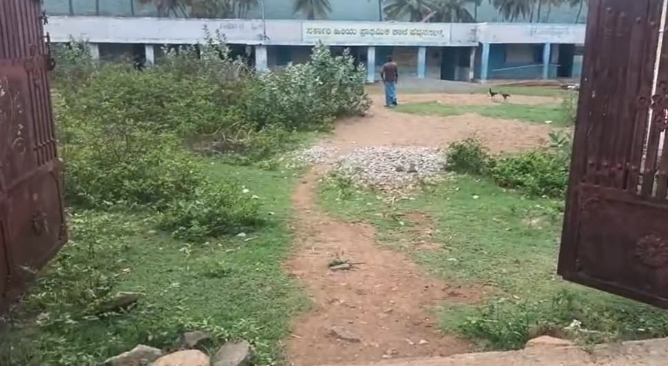 ದುರಸ್ತಿಯಾಗದ ಶಾಲಾ ಕೊಠಡಿಗಳು : ಪೋಷಕರ ಆಕ್ರೋಶ