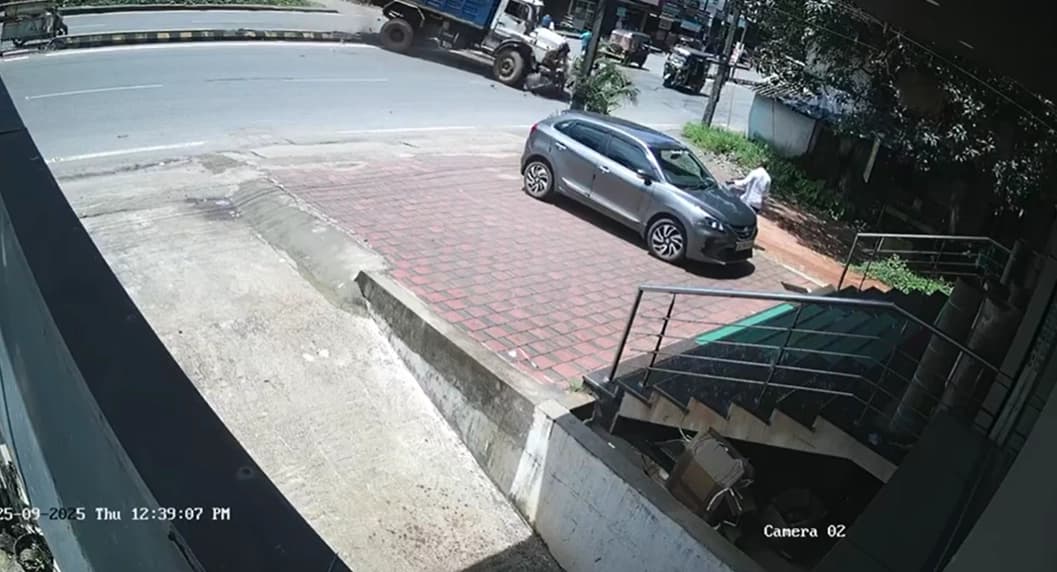 ಡಿವೈಡರ್ ಏರಿ ಬಂದು ಬೈಕ್ ಗೆ ಡಿಕ್ಕಿ ಹೊಡೆದ ಟಿಪ್ಪರ್; ಅಪಘಾತದ ಭಯಾನಕ ದೃಶ್ಯ ಸಿಸಿಟಿವಿಯಲ್ಲಿ ಸೆರೆ