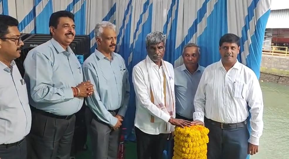 ಲಾರಿ, ಬಸ್ ನಡುವೆ ಭೀಕರ ಅಪಘಾತ: ಅದೃಷ್ಟವಶಾತ್ ಪ್ರಯಾಣಿಕರು ಅಪಾಯದಿಂದ ಪಾರು
