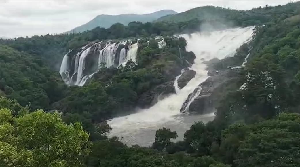 ಕಾವೇರಿ‌ ಹೊರಹರಿವು ಹೆಚ್ಚಳ ಹಿನ್ನೆಲೆ ಭೋರ್ಗರೆಯುತ್ತಿರುವ ಭರಚುಕ್ಕಿ ಜಲಪಾತ