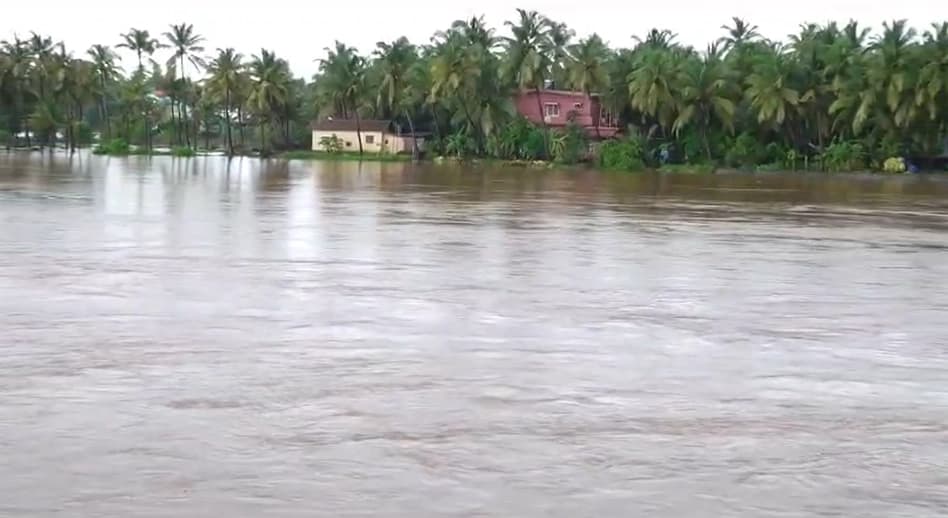 ಬೈಂದೂರು ಹಳಗೇರಿಯಲ್ಲಿ ಭಾರೀ ಮಳೆ: ಮನೆಗಳು ಜಲಾವೃತ: ಜನರ ಸ್ಥಳಾಂತರ