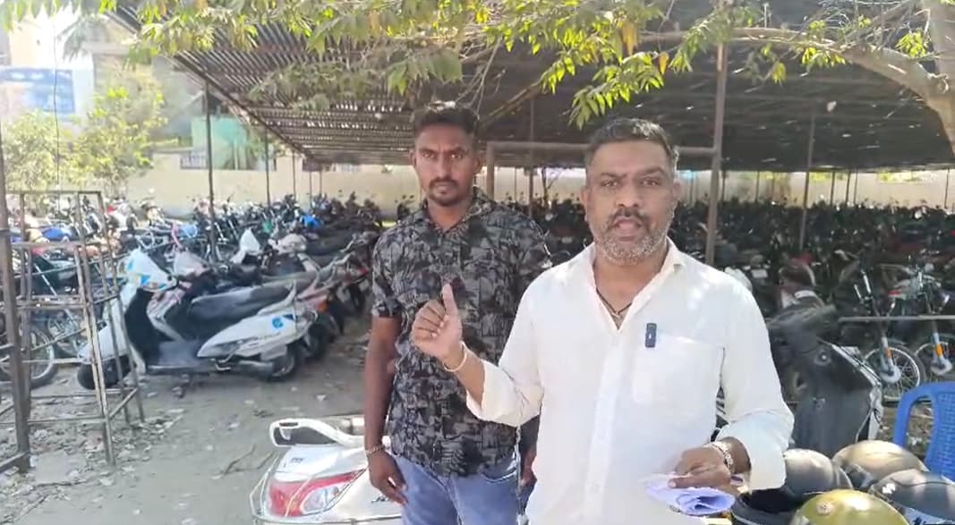 ಕೆ ಎಸ್ ಆರ್ ಟಿ ಸಿ ಬಸ್ ನಿಲ್ದಾಣದ ಪಾರ್ಕಿಂಗ್ ಗುತ್ತಿಗೆದಾರರು ಸಾರ್ವಜನಿಕರಿಂದ ಹಣ ಸುಲಿಗೆ!