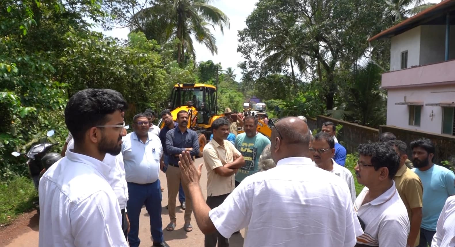 ಖಾಸಗಿ ಜಮೀನಿನಲ್ಲಿ ಅಕ್ರಮ ಹೆದ್ದಾರಿ ನಿರ್ಮಿಸಿದ್ದ ಪಿಡಬ್ಲ್ಯೂಡಿ- ರಸ್ತೆಗೆ ತಂತಿಬೇಲಿ ಹಾಕಿ ಪ್ರತಿಭಟನೆ!