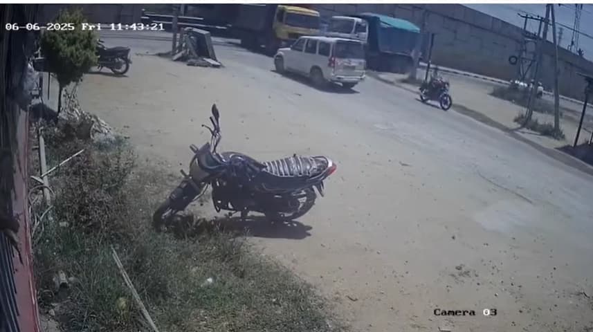 ಟಿಪ್ಪರ್ ಗಳ ನಡುವೆ ಮುಖಾಮುಖಿ ಡಿಕ್ಕಿ: ತಪ್ಪಿದ ಅನಾಹುತ!