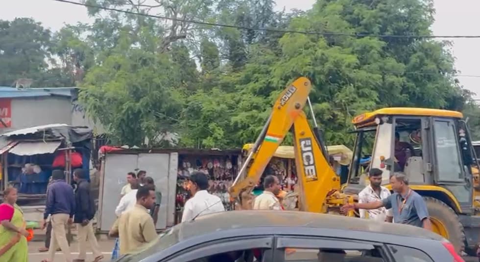 ಚಾಮುಂಡಿ ಬೆಟ್ಟದಲ್ಲಿ ಜೆಸಿಬಿ ಘರ್ಜನೆ; ಬೆಟ್ಟದಲ್ಲಿ ಹಾಕಿದ್ದ ಅಕ್ರಮ ಅಂಗಡಿಗಳ ತೆರವು