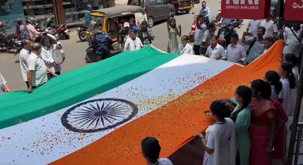 ʼಆಪರೇಷನ್ ಸಿಂಧೂರ್’ ಕಾರ್ಯಾಚರಣೆ ಬೆಂಬಲಿಸಿ ಬೃಹತ್ ರಾಷ್ಟ್ರ ಧ್ವಜ ಹಿಡಿದು ಸಂಭ್ರಮಾಚರಣೆ