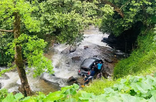 100 ಅಡಿ ಆಳದ ಹಳ್ಳಕ್ಕೆ ಉರುಳಿ ಬಿದ್ದ ಕಾರು!