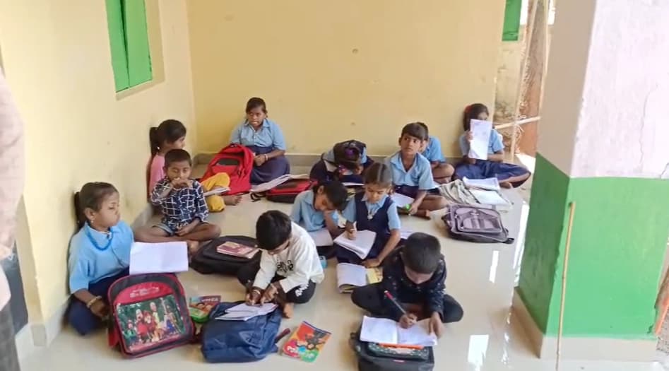 ಸಿಎಂ ತವರು ಜಿಲ್ಲೆಯಲ್ಲಿ ವಿದ್ಯಾರ್ಥಿಗಳಿಗೆ ಇದೆಂತ ಭಾಗ್ಯ, ಶಾಲೆ ಮಕ್ಕಳಿಗೆ ಜಗುಲಿಯಲ್ಲಿ ಪಾಠ