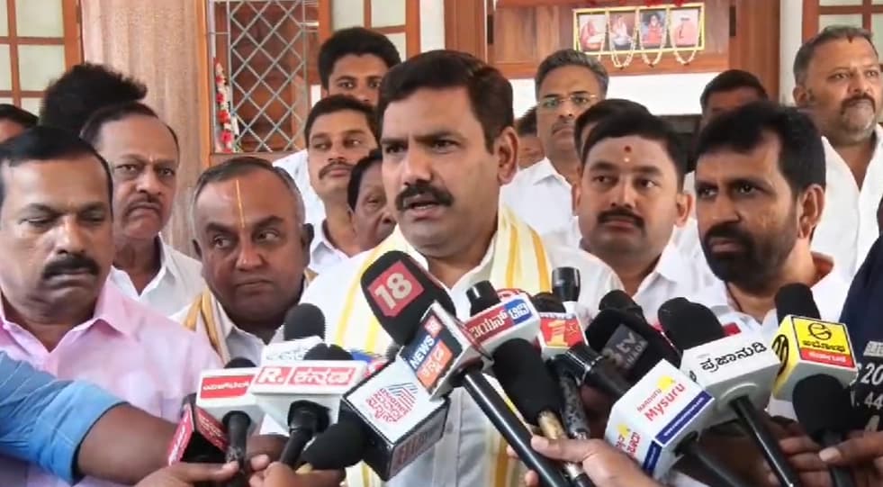 ʼಸಿದ್ದರಾಮಯ್ಯರನ್ನು ಅಧಿಕಾರದಿಂದ ಇಳಿಸಲು ಕುಡುಗೋಲು ಬಡಿಗೆ ಹಿಡಿದು ಬರುತ್ತಾರೆʼ