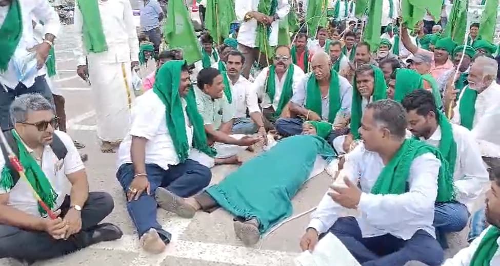 ಸಿಎಂ ಕ್ಷೇತ್ರದಲ್ಲಿ ಸರ್ಕಾರದ ವಿರುದ್ಧ ಸಿಡಿದೆದ್ದ ರೈತರು, ರೈತನ ಅಣುಕು ಶವ ಇಟ್ಟು ಆಕ್ರೋಶ!