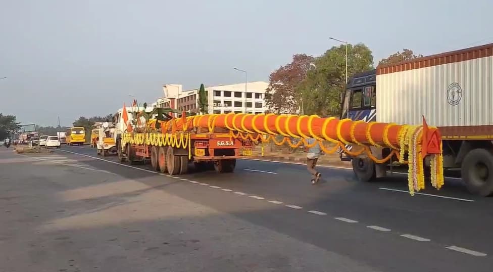 ಬ್ರಹ್ಮಾವರ ಮಹಾಲಿಂಗೇಶ್ವರ ದೇವಸ್ಥಾನದ ಜೀರ್ಣೋದ್ಧಾರ; 70 ಅಡಿ ಉದ್ದದ ಧ್ವಜ ಮರದ ಪುರಪ್ರವೇಶ ಸಂಪನ್ನ