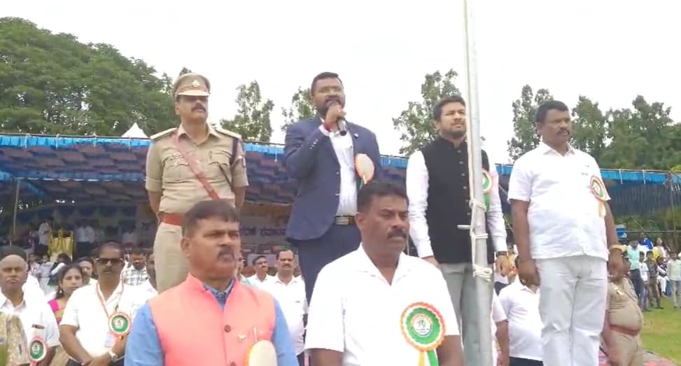 ಸ್ವಾತಂತ್ರ್ಯ ಭಾರತದಲ್ಲಿ ಸಂವಿಧಾನದ ಪಾತ್ರ ಮಹತ್ವ: ತಹಶೀಲ್ದಾರ್ ಶಿವಕುಮಾರ್ ಕಾಸ್ನೂರು