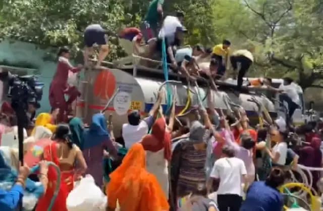 ನೀರಿಗಾಗಿ ಹಾಹಾಕಾರ: ಲಾರಿ ಕಾಣದಂತೆ ಸುತ್ತಲೂ ನಿಂತ ಜನರು : ವಿಡಿಯೋ ವೈರಲ್‌
