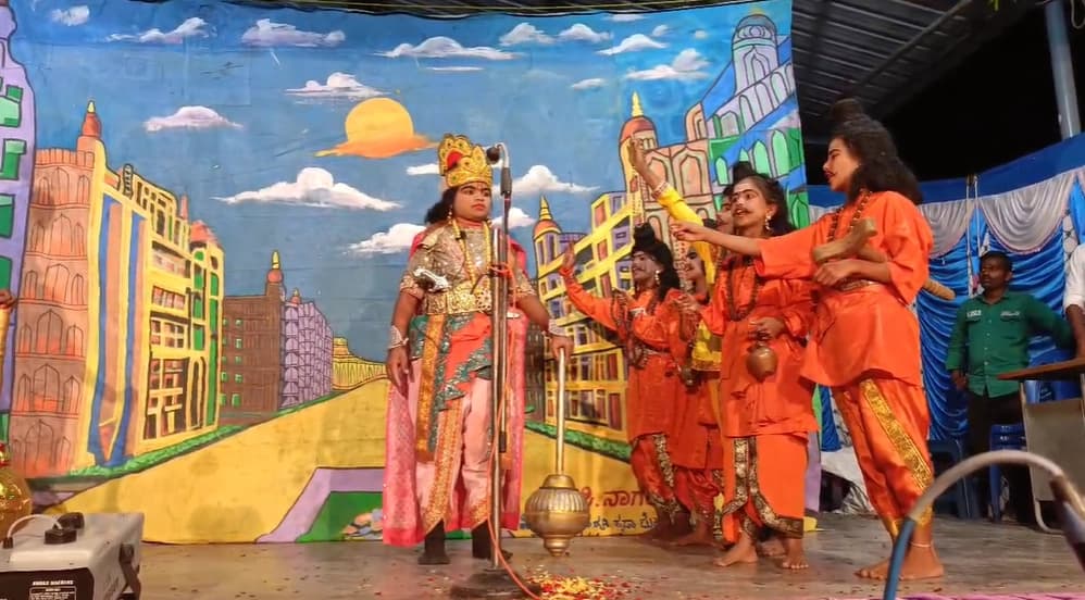 ಸರ್ಕಾರಿ ಶಾಲಾ ಮಕ್ಕಳಿಂದ ಪೌರಾಣಿಕ ನಾಟಕ ಪ್ರದರ್ಶನ: ಪ್ರೇಕ್ಷಕರ ಮನಗೆದ್ದ ಪುಟಾಣಿ ಕಲಾವಿದರು