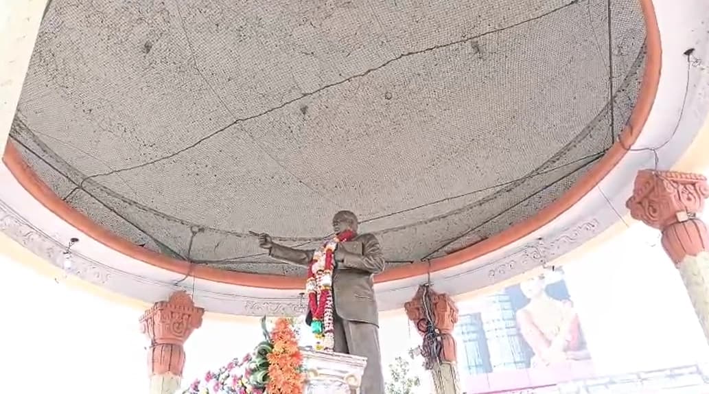 ಗೋಪುರವನ್ನು ಸ್ವಚ್ಛತೆಗೊಳಿಸದೆ ಕಾಟಾಚಾರಕ್ಕೆ ಅಂಬೇಡ್ಕರ್ ಜಯಂತಿ ಆಚರಣೆ: ದಸಂಸ ಮುಖಂಡರ ಆಕ್ರೋಶ