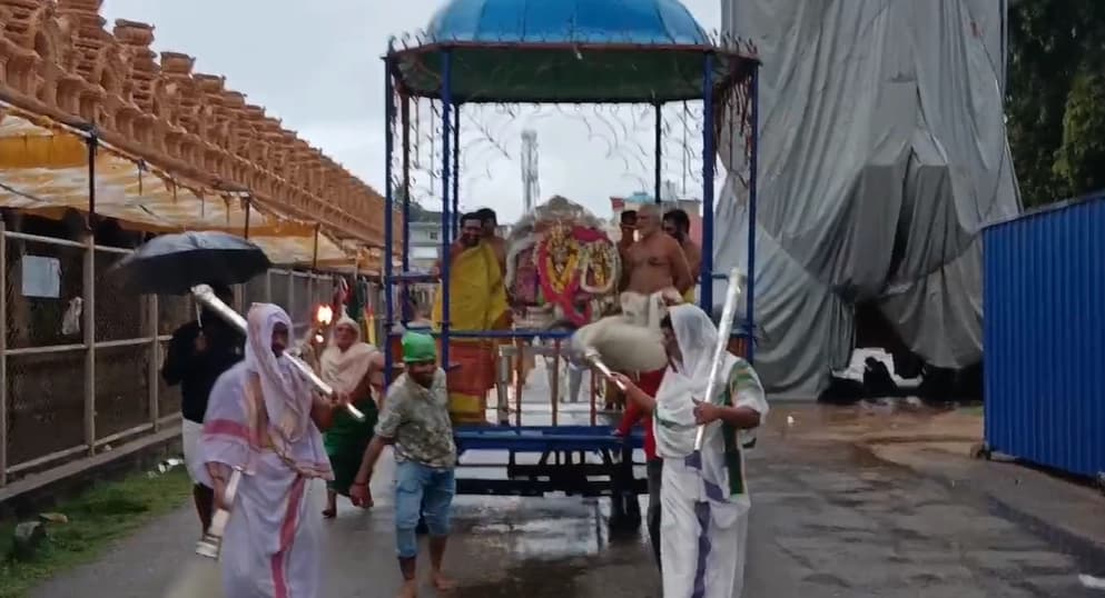 ನಂಜುಂಡೇಶ್ವರನಿಗೆ ದೀಪಾವಳಿ ಸಂಭ್ರಮ; ಗೋಪೂಜೆ ಮತ್ತು ಬೆಳ್ಳಿ ಪಲ್ಲಕ್ಕಿಯಲ್ಲಿ ಮೆರವಣಿಗೆ