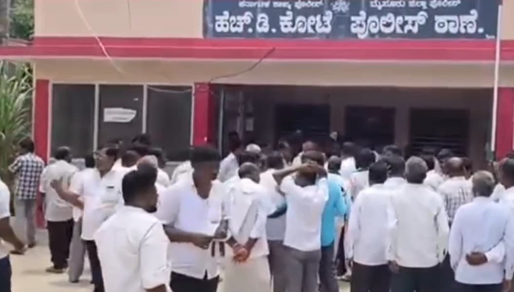 ಸಾರ್ವಜನಿಕರಿಗೆ ಸ್ಪಂದಿಸದ ಆರೋಪ: ಇನ್ಸ್ಪೆಕ್ಟರ್ ವಿರುದ್ದ ಸ್ಥಳೀಯರು ಗರಂ, ಠಾಣೆಗೆ ಮುತ್ತಿಗೆ!