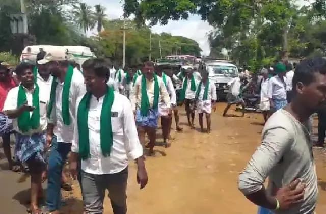 ಹೆದ್ದಾರಿ ದುರಸ್ತಿಗೆ ಆಗ್ರಹಿಸಿ ರಾಜ್ಯ ಕಬ್ಬು ಬೆಳೆಗಾರರ ಸಂಘದಿಂದ ಪ್ರತಿಭಟನೆ