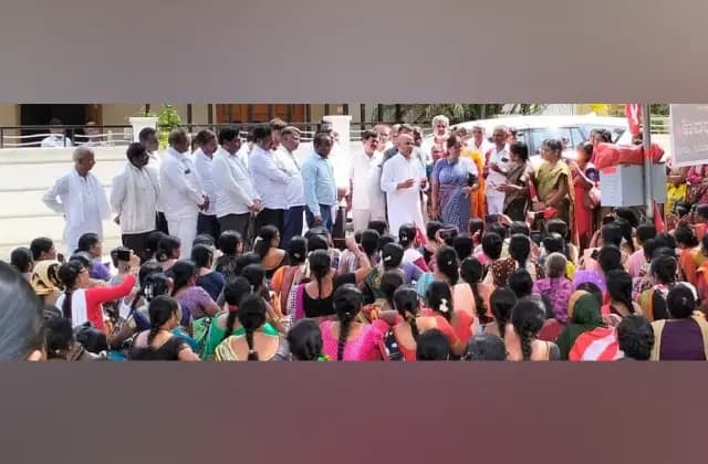ಸಚಿವರ ಮನೆ ಮುಂದೆ ಮುಂದುವರೆದ ಅಂಗನವಾಡಿ ಕಾರ್ಯಕರ್ತೆಯರ ಪ್ರತಿಭಟನೆ