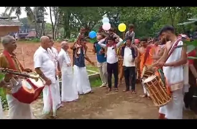 ಉಡುಪಿ: ಶಾಲಾರಂಭದ ದಿನ ಮಕ್ಕಳನ್ನು ಹೊತ್ತುಕೊಂಡೇ ಬಂದರು!