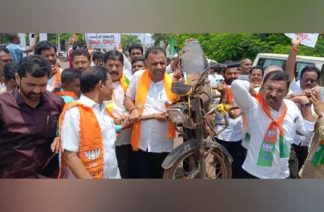 ಬೀದರ್: ತೈಲ ದರ ಏರಿಕೆ ಖಂಡಿಸಿ ಬೈಕ್- ಕಾರು ಎಳೆದು ಪ್ರತಿಭಟನೆ