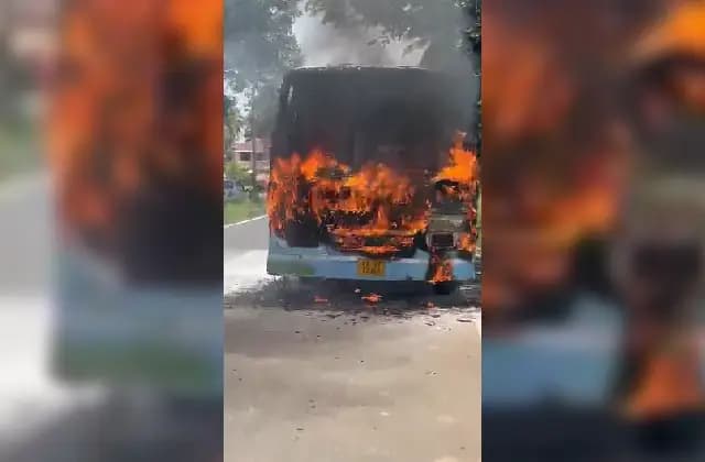 ತಾಂತ್ರಿಕ ದೋಷದಿಂದ ಹೊತ್ತಿ ಉರಿದ ಸರ್ಕಾರಿ ಬಸ್!