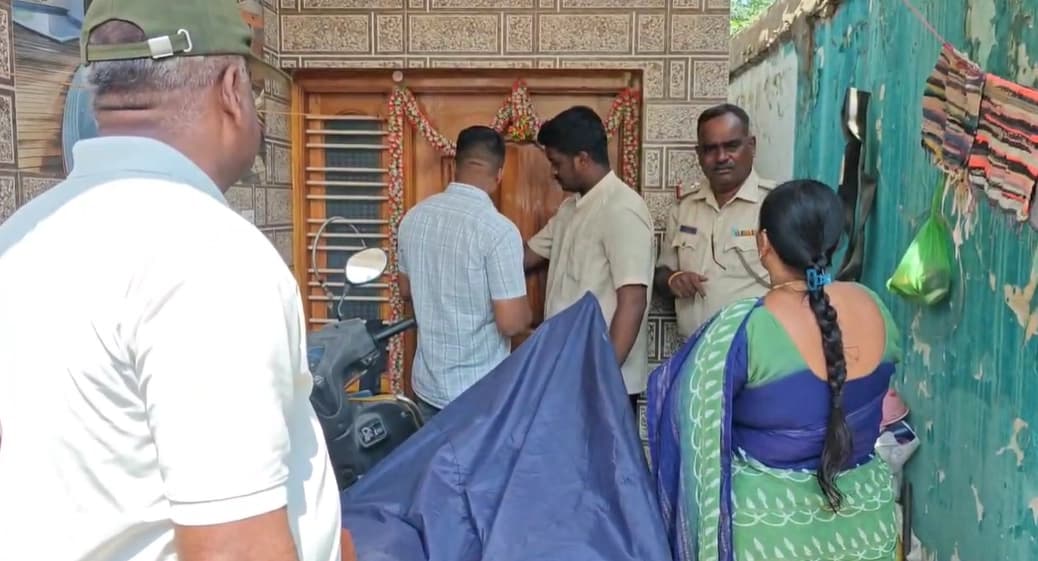 ಮನೆಯ ಬಾಗಿಲು ಮೀಟಿ 120 ಗ್ರಾಂ ಚಿನ್ನ, 210 ಗ್ರಾಂ ಬೆಳ್ಳಿ, ಹತ್ತು ಸಾವಿರ ರೂಪಾಯಿ ನಗದು ಕಳ್ಳತನ