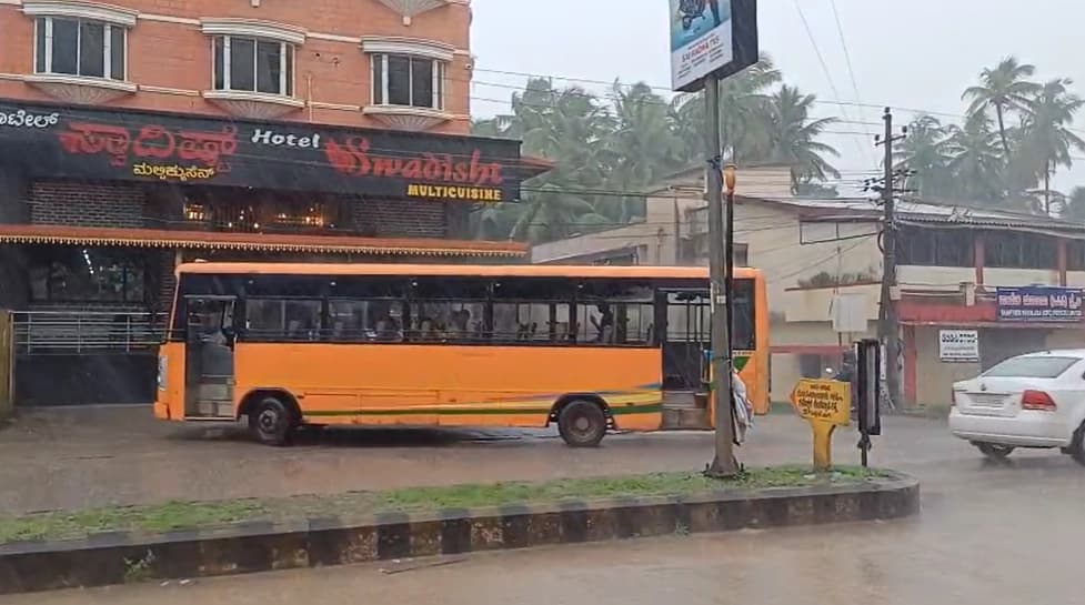 ಉಡುಪಿಯಲ್ಲಿ ಮಿತಿಮೀರಿದ ಖಾಸಗಿ ಬಸ್ ಗಳ ಹುಚ್ಚಾಟ; ಏಕಾಏಕಿ ಬ್ರೇಕ್ ಹಾಕಿ 180 ಡಿಗ್ರಿ ಸುತ್ತಿದ ಬಸ್!