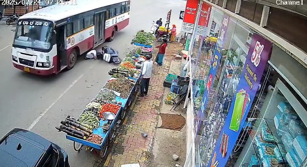 ಸಾರಿಗೆ ಬಸ್ ಹರಿದು ಸ್ಥಳದಲ್ಲಿಯೇ ಬೈಕ್ ಸವಾರ ಸಾವು; ಸಿಸಿ ಕ್ಯಾಮೆರಾದಲ್ಲಿ ದೃಶ್ಯ ಸೆರೆ