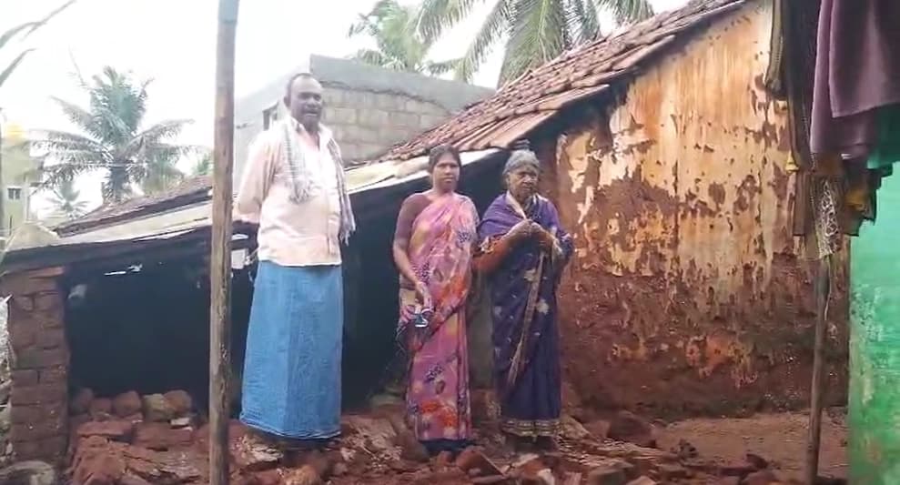 ಮೈಸೂರು: ನಿರಂತರ ಮಳೆಗೆ ಮೂರು ಮನೆ ಕುಸಿತ, ಜನಜೀವನ ಅಸ್ತವ್ಯಸ್ತ
