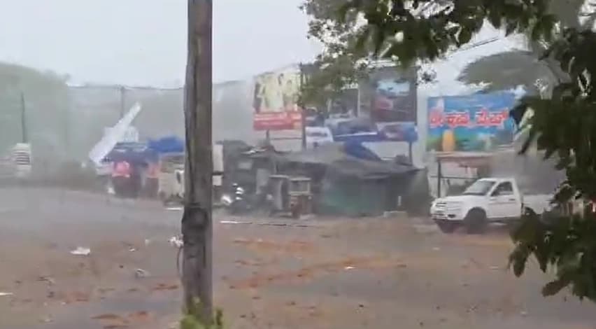 ಕಾರ್ಕಳದಲ್ಲಿ ಭಾರೀ ಮಳೆ: ಗಾಳಿಯ ಹೊಡೆತಕ್ಕೆ ಹಾರಿ ಹೋದ ಅಂಗಡಿಗಳ ಮೇಲ್ಛಾಣಿ