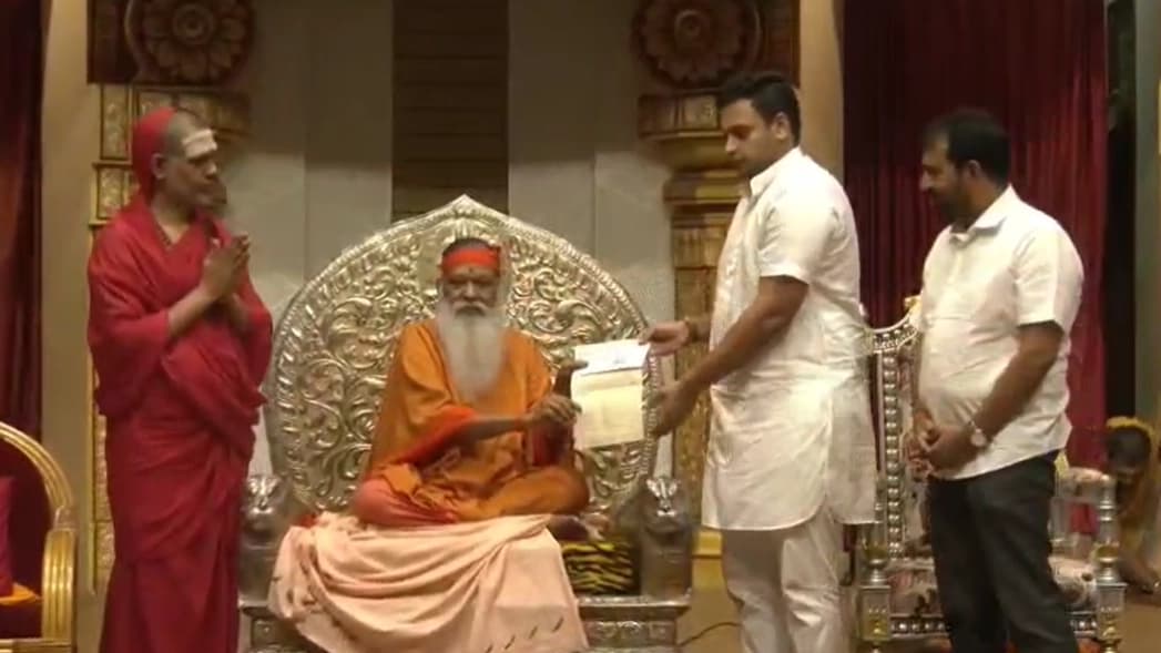 ಮೈಸೂರು: ಗಣಪತಿ ಸಚ್ಚಿದಾನಂದ ಶ್ರೀಗಳಿಂದ ಭಾರತೀಯ ಸೇನೆಗೆ 25 ಲಕ್ಷ ದೇಣಿಗೆ