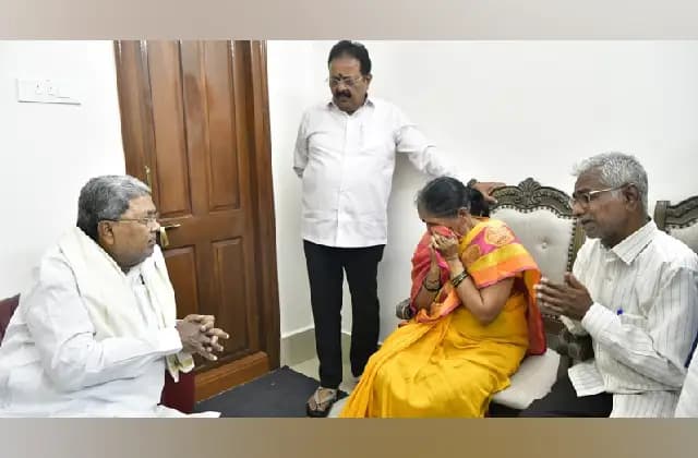 ರೇಣುಕಾಸ್ವಾಮಿ ಪೋಷಕರಿಂದ ಸಿಎಂ ಭೇಟಿ: ಸೊಸೆಗೆ ಸರ್ಕಾರಿ ಉದ್ಯೋಗ ನೀಡುವಂತೆ ಮನವಿ