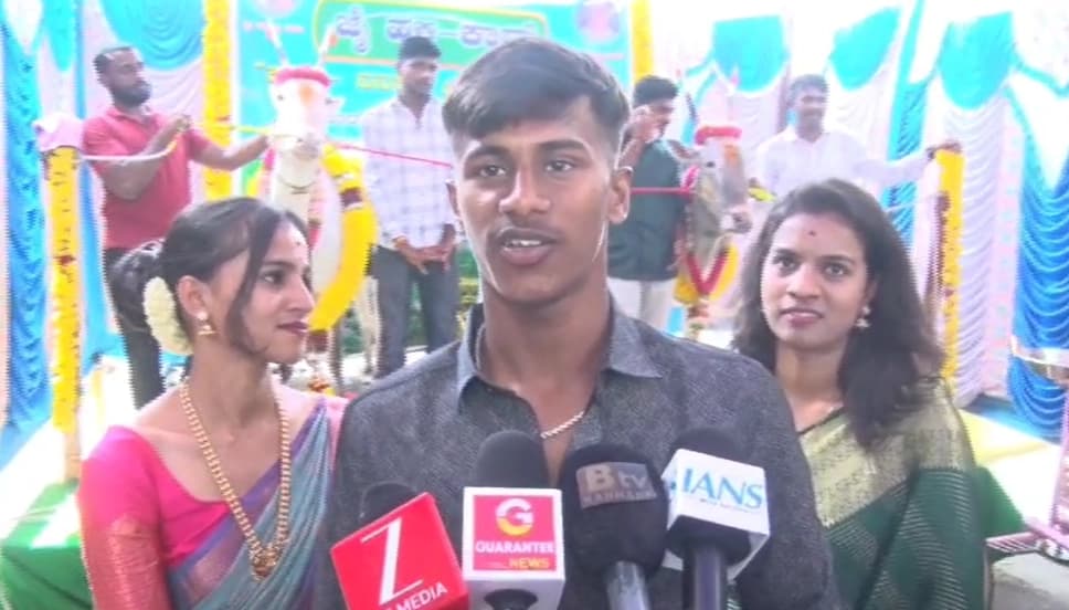 ಹಳ್ಳಿಕಾರ್ ತಳಿಯ  ಹಸುವಿಗೆ ಸೀಮಂತ ಮಾಡಿ ರೈತ ಕುಟುಂಬದ ಸಂಭ್ರಮ
