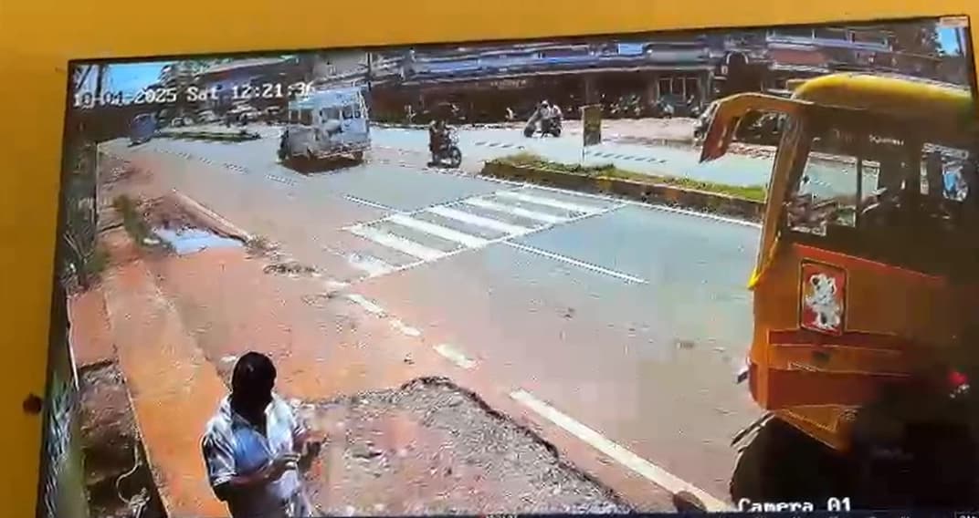 ಮಹಿಳೆಗೆ ಡಿಕ್ಕಿ ಹೊಡೆಯುವುದನ್ನು ತಪ್ಪಿಸಲು ಹೋಗಿ ಪಲ್ಟಿಯಾದ ಟೆಂಪೋ ಟ್ರಾವೆಲರ್!