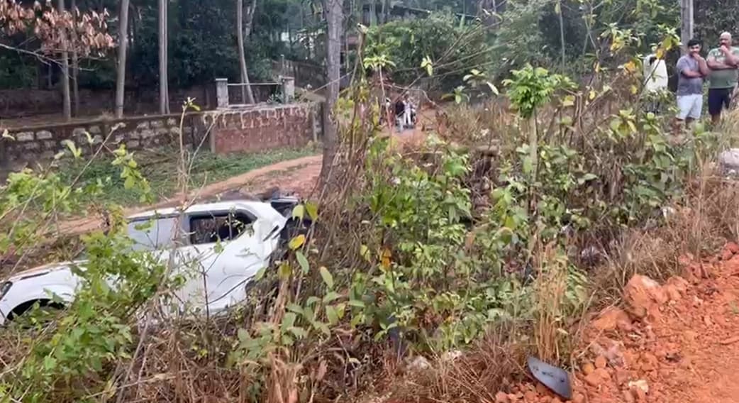 ಉಡುಪಿ: ನಿಲ್ಲಿಸಿದ್ದ ಕಾರಿಗೆ ಇನ್ನೊಂದು ಕಾರು ಡಿಕ್ಕಿ-ಓರ್ವ ಗಂಭೀರ