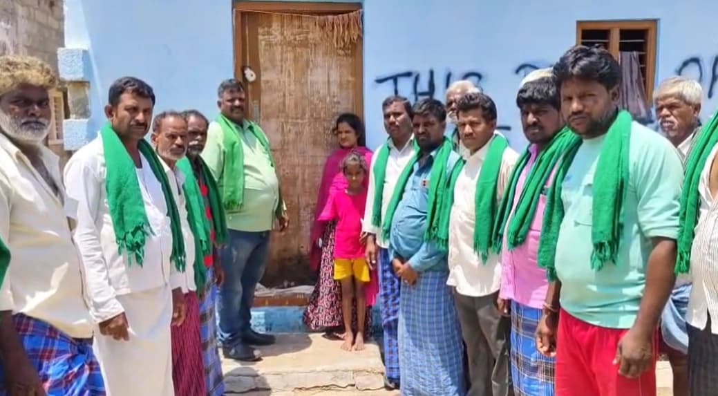 ಸಂವಿಧಾನದ ಕೈಪಿಡಿ ಹಿಡಿದು ಸಂಸದರಾಗಿ ಪ್ರಮಾಣ ವಚನ ಸ್ವೀಕರಿಸಿದ ರಾಹುಲ್‌