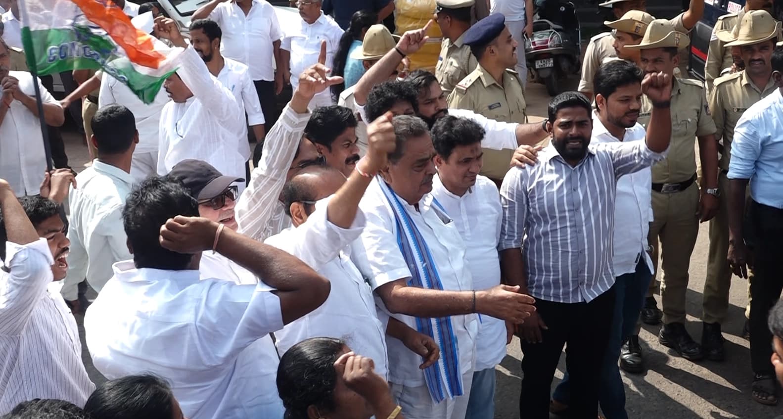 ಕೇಂದ್ರ ಸರಕಾರದ ವಿರುದ್ಧ ಜಿಲ್ಲಾ ಕಾಂಗ್ರೆಸ್ ಸಮಿತಿ ವತಿಯಿಂದ ಪ್ರತಿಭಟನೆ, ಪೊಲೀಸ್ ತಡೆ