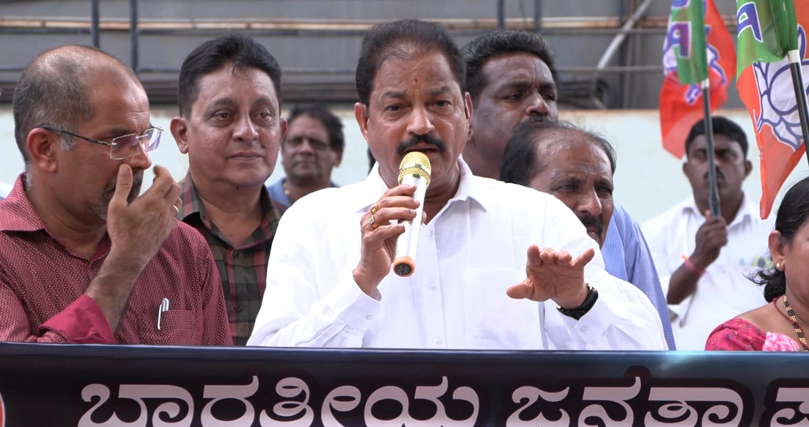 ಪೊಲೀಸ್ ಅಧಿಕಾರಿಗಳ ಅಮಾನತು ಮಾಡಿದ ರಾಜ್ಯ ಕಾಂಗ್ರೆಸ್ ಸರಕಾರದ ಕ್ರಮ ಖಂಡಿಸಿ ಬಿಜೆಪಿ ಪ್ರತಿಭಟನೆ