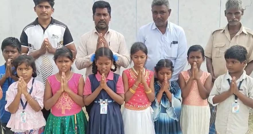 ಶೌಚಾಲಯಕ್ಕಾಗಿ ಗ್ರಾಮಪಂಚಾಯತಿಗೆ ಕೈ ಮುಗಿದು ಬೇಡಿದ ಶಾಲಾ ಮಕ್ಕಳು!