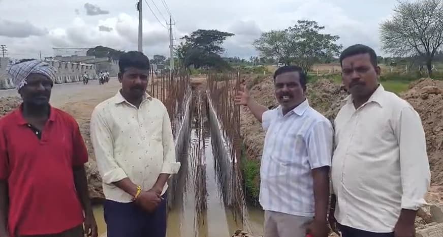 ರೈತರಿಗೆ ಸಂಕಷ್ಟ ತಂದೊಡ್ಡಿದ್ದ ಅವೈಜ್ಞಾನಿಕ ಫ್ಲೈ ಓವರ್, ರೈತರ ಜಮೀನುಗಳಿಗೆ ನುಗ್ಗಿದ ಕಾಲುವೆ ನೀರು..!