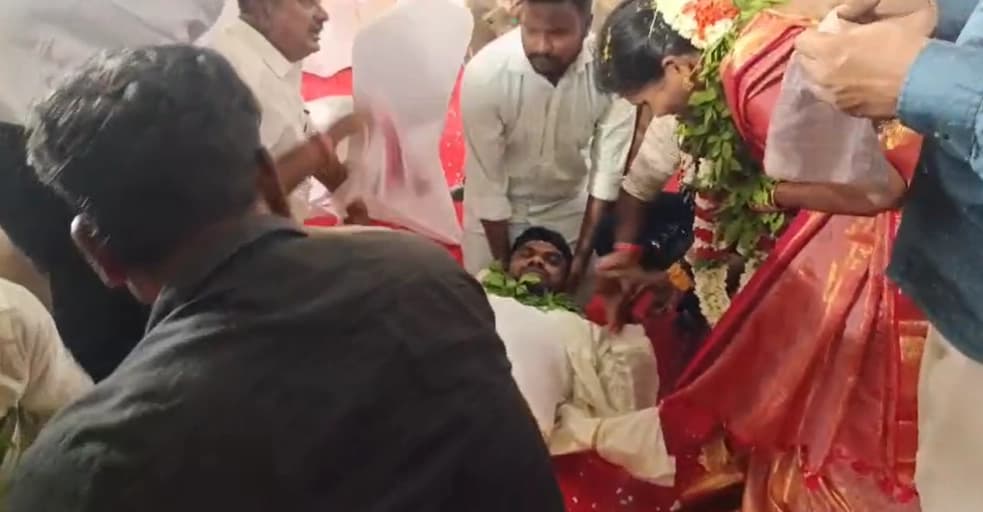 ಚಾಮರಾಜನಗರ : ವಿವಾಹ ಕಾರ್ಯಕ್ರಮದಲ್ಲಿ ಕುಸಿದು ಬಿದ್ದ ವರ!