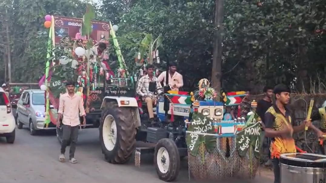 ಉಡುಪಿಯಲ್ಲಿ ವಿಭಿನ್ನ ರೀತಿಯ ಮದುವೆ ದಿಬ್ಬಣ: ಟ್ರ್ಯಾಕ್ಟರ್ ನಲ್ಲಿ ಮೆರವಣಿಗೆ, ಬಿಯರ್ ಟಿನ್ ಗಳ ಸಿಂಗಾರ.!