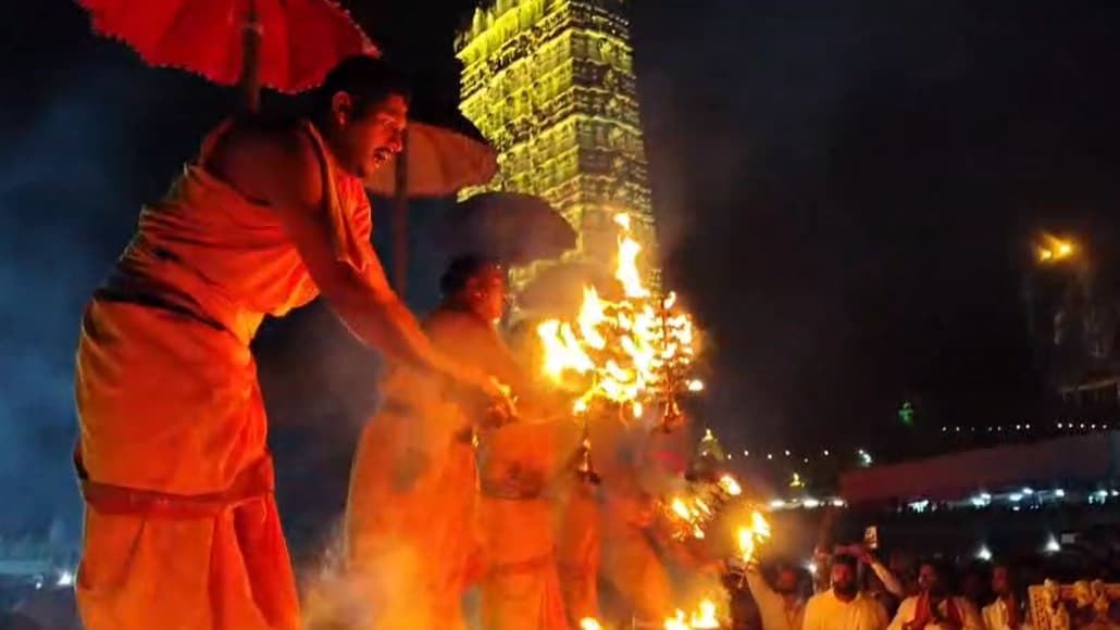 ಮುರುಡೇಶ್ವರದಲ್ಲಿ ಸಾವಿರಾರು ಭಕ್ತರ ಸಮ್ಮುಖದಲ್ಲಿ ಸಮುದ್ರ ಆರತಿ