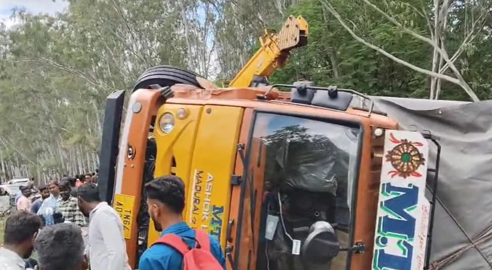 ಚಾಮರಾಜನಗರ : ಕಾರು, ಲಾರಿ ಮುಖಾಮುಖಿ ಡಿಕ್ಕಿ