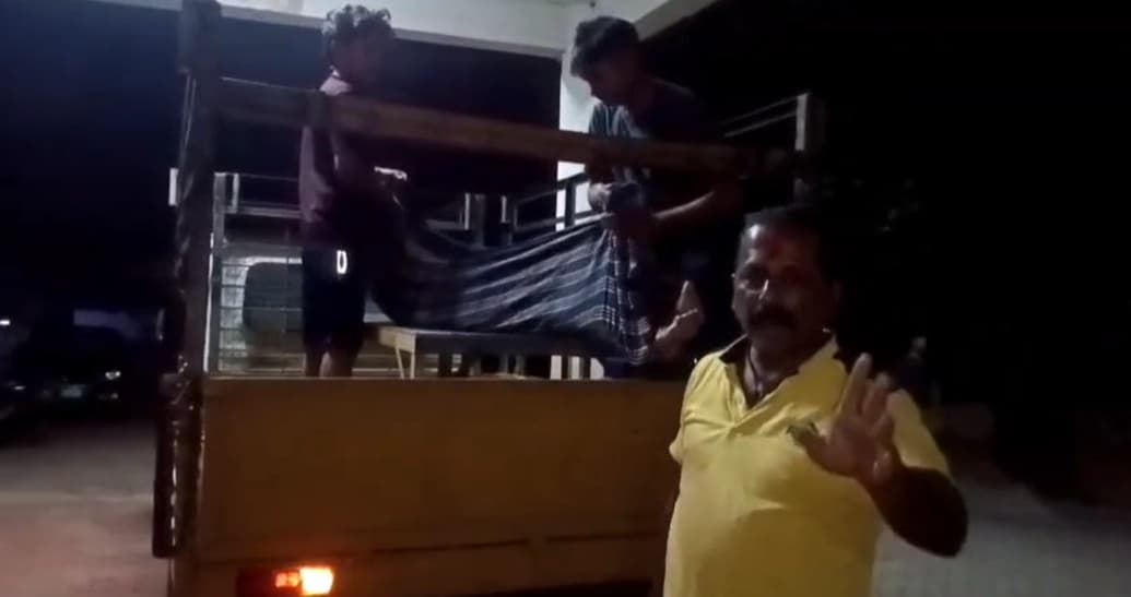 108 ಆ್ಯಂಬುಲೆನ್ಸ್ ಸಿಗದೆ ಗೂಡ್ಸ್‌ ಟೆಂಪೋದಲ್ಲಿ ರೋಗಿಯನ್ನು ಆಸ್ಪತ್ರೆಗೆ ಸಾಗಿಸಿದ ಸಾಮಾಜಿಕ ಕಾರ್ಯಕರ್ತ