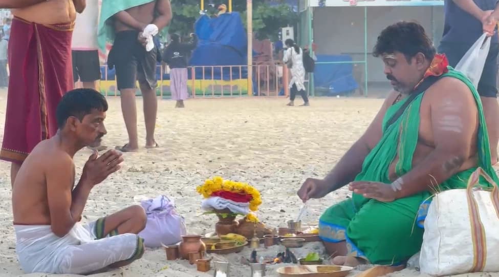 ಉಡುಪಿ: ಎಳ್ಳಮಾವಾಸ್ಯೆ ಪ್ರಯುಕ್ತ ಕಡಲತೀರದಲ್ಲಿ ಸಹಸ್ರಾರು ಮಂದಿಯಿಂದ ಸಮುದ್ರಸ್ನಾನ
