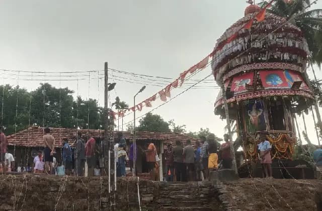ಉಡುಪಿ: ಸುಂಟರಗಾಳಿಯ ಹೊಡೆತಕ್ಕೆ ಧರೆಗುರುಳಿದ ಪುತ್ತಿಗೆ ದೇವಸ್ಥಾನದ ಧ್ವಜಸ್ತಂಭ